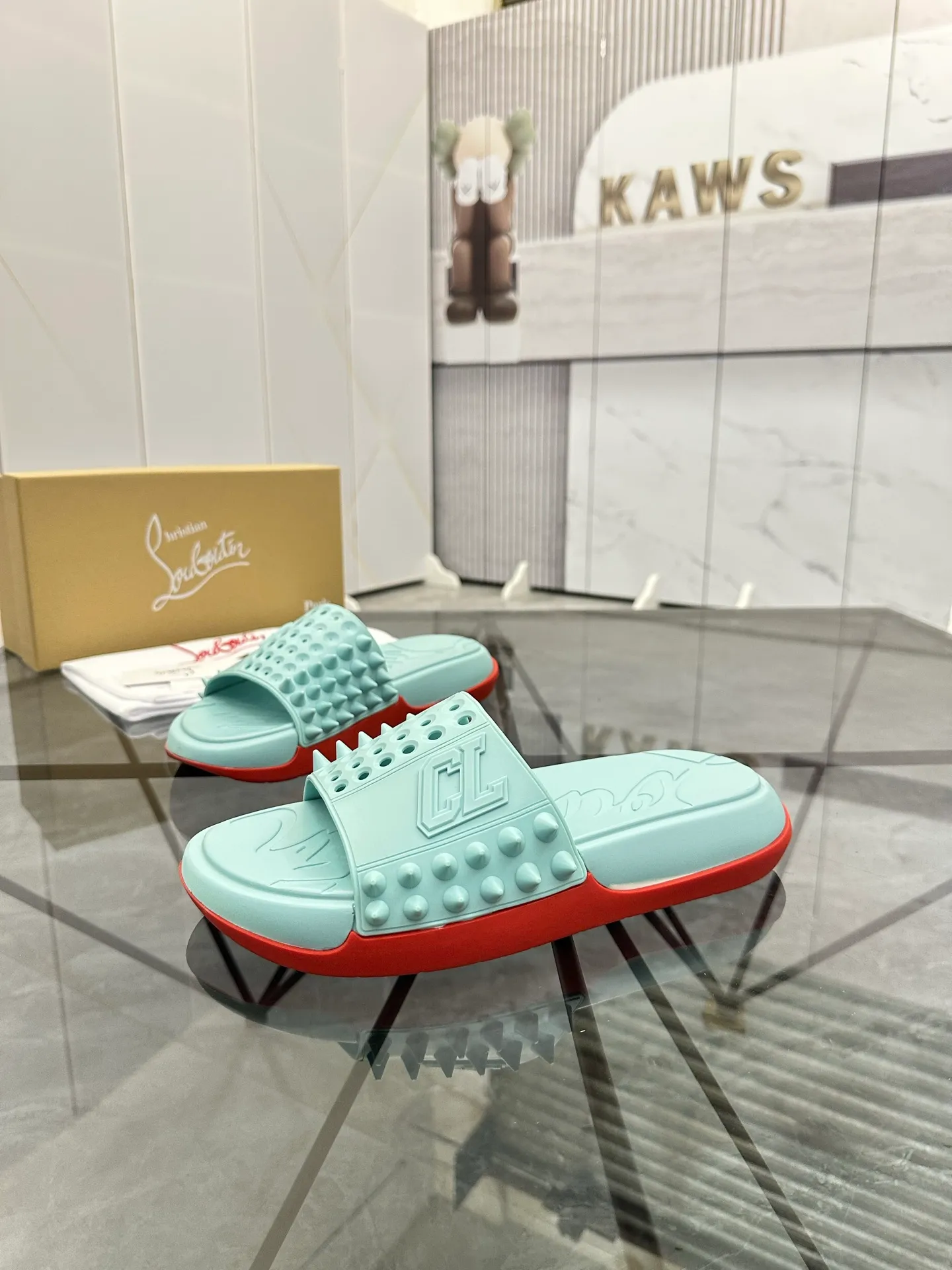 Men's shoes: 💰P300¥ Product trademark: CL red-soled shoes* "CL*" slippers Regular size: 38-44 (men's 45.46 can be customized) Product materials: imported cowhide upper, professional 5D craftsmanship, high-end rivets, sheepskin lining, original outsole. Number: 789